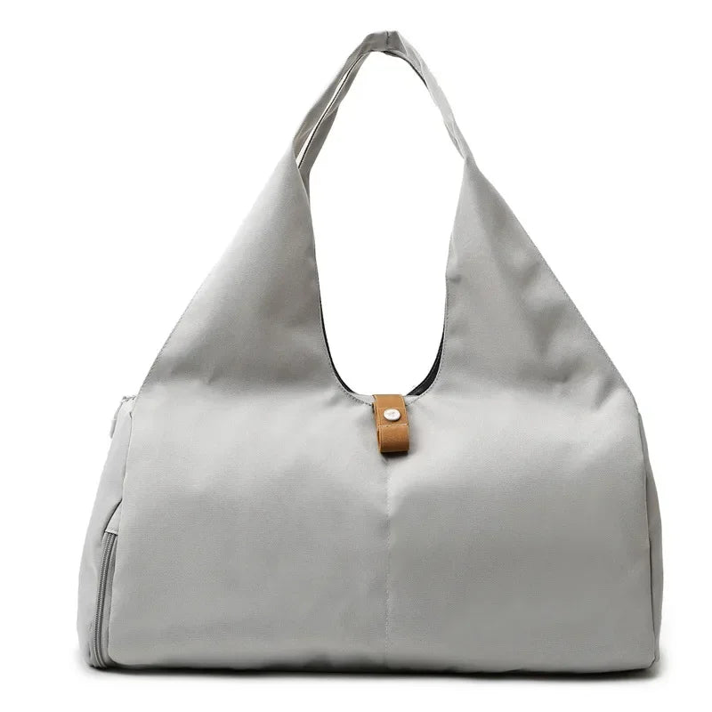 Découvrez le sac de sport femme élégant et fonctionnel pour toutes activités quotidiennes, idéal comme sac de sport femme 25L en nylon imperméable résistant à la pluie pour yoga et natation, ce sac de sport femme polyvalent avec compartiment chaussures indépendant évite les odeurs et salissures sur vêtements propres, parfait pour sac de sport femme avec poche étanche intérieure pour séparer maillots humides et affaires sèches lors de séances fitness ou piscine, disponible en design unisexe comme sac de spor
