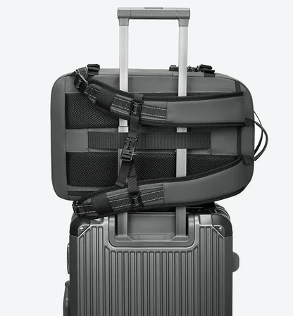 Sac à dos compression sous vide Evasion Slim attaché à une valise cabine, accessoire voyage