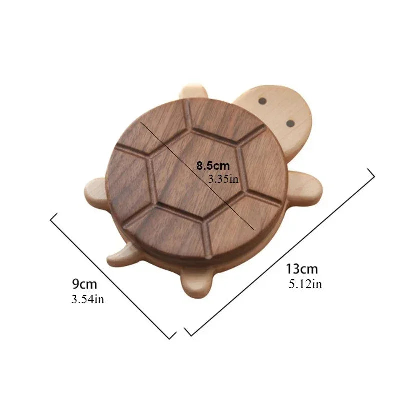 Sous-tasse en bois de noyer, sous-tasse bois, dessous de tasse noyer, sous-tasse noyer massif, sous-tasse naturelle, sous-tasse déco, sous-tasse pour thé, sous-tasse pour café, accessoire bois pour café, accessoire bois pour thé, dessous de verre noyer, plateau de table noyer, sous-tasse écoresponsable, sous-tasse artisanale, sous-tasse design scandinave, sous-tasse japonaise, sous-tasse minimaliste, sous-tasse contemporaine, sous-tasse durable, sous-tasse anti-rayures, sous-tasse absorbante, sous-tasse pou