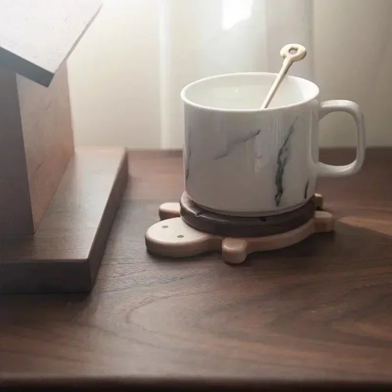 Sous-tasse en bois de noyer, sous-tasse bois, dessous de tasse noyer, sous-tasse noyer massif, sous-tasse naturelle, sous-tasse déco, sous-tasse pour thé, sous-tasse pour café, accessoire bois pour café, accessoire bois pour thé, dessous de verre noyer, plateau de table noyer, sous-tasse écoresponsable, sous-tasse artisanale, sous-tasse design scandinave, sous-tasse japonaise, sous-tasse minimaliste, sous-tasse contemporaine, sous-tasse durable, sous-tasse anti-rayures, sous-tasse absorbante, sous-tasse pou