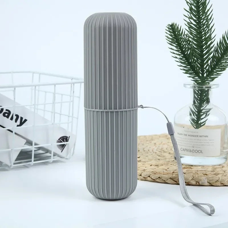 Etui brosse a dents de voyage CleanBox, boite portable en PP alimentaire pour brosse a dents et dentifrice, design compact leger avec gobelet integre. Accessoire hygiene pour voyage, camping, sac a dos, rangement salle de bain. Etui brosse a dents homme femme, anti-poussiere, 4 couleurs, ideal pour organiser son kit de toilette en deplacement