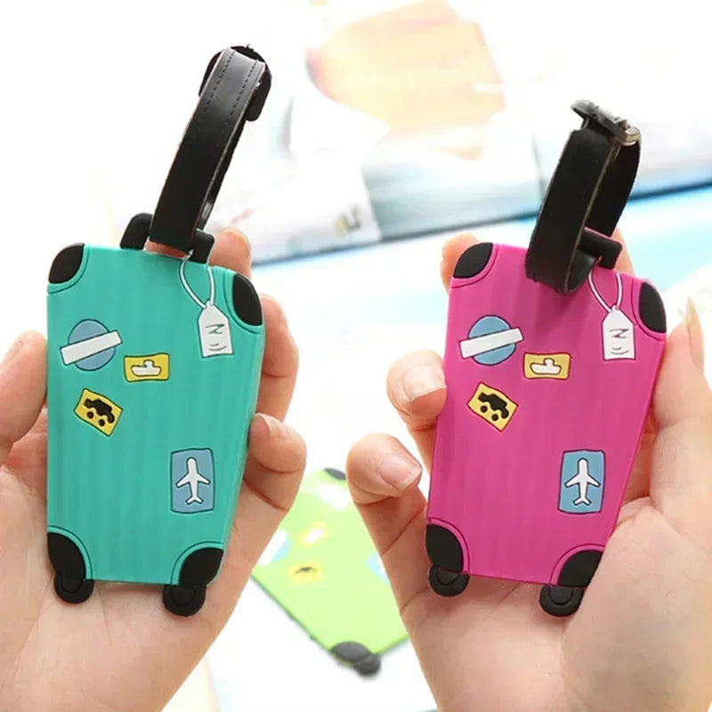 Étiquette bagage en silicone colorée et résistante pour valise et sac, avec carte d’identification protégée, attache sécurisée, design dessin animé enfant ou style élégant adulte, idéale pour voyage avion, train et déplacements en famille.