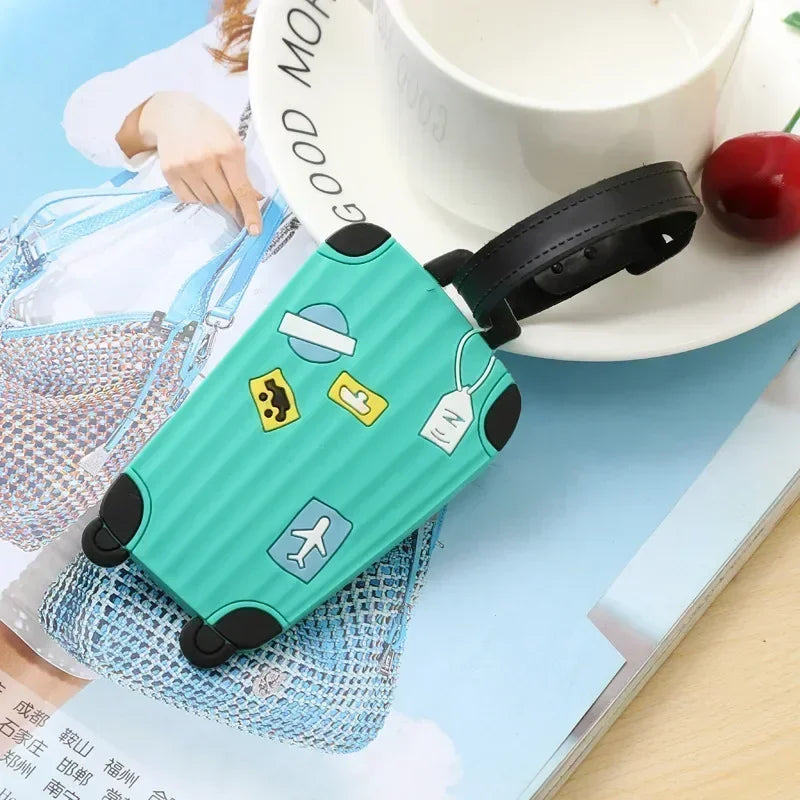 Étiquette bagage en silicone colorée et résistante pour valise et sac, avec carte d’identification protégée, attache sécurisée, design dessin animé enfant ou style élégant adulte, idéale pour voyage avion, train et déplacements en famille.