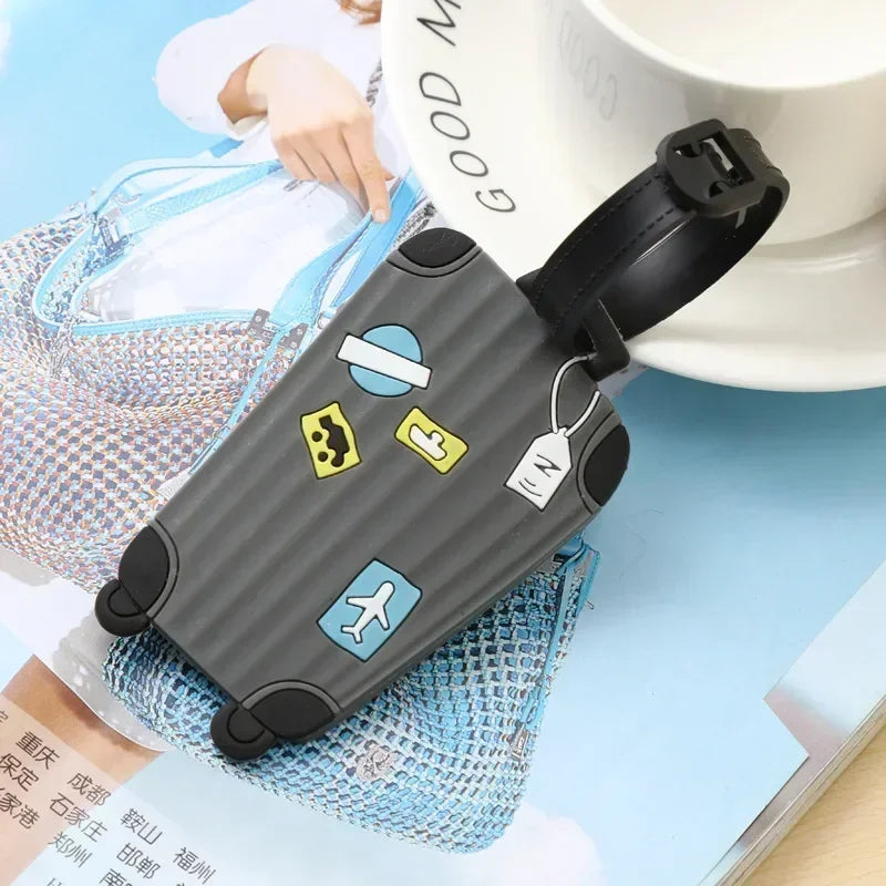 Étiquette bagage en silicone colorée et résistante pour valise et sac, avec carte d’identification protégée, attache sécurisée, design dessin animé enfant ou style élégant adulte, idéale pour voyage avion, train et déplacements en famille.