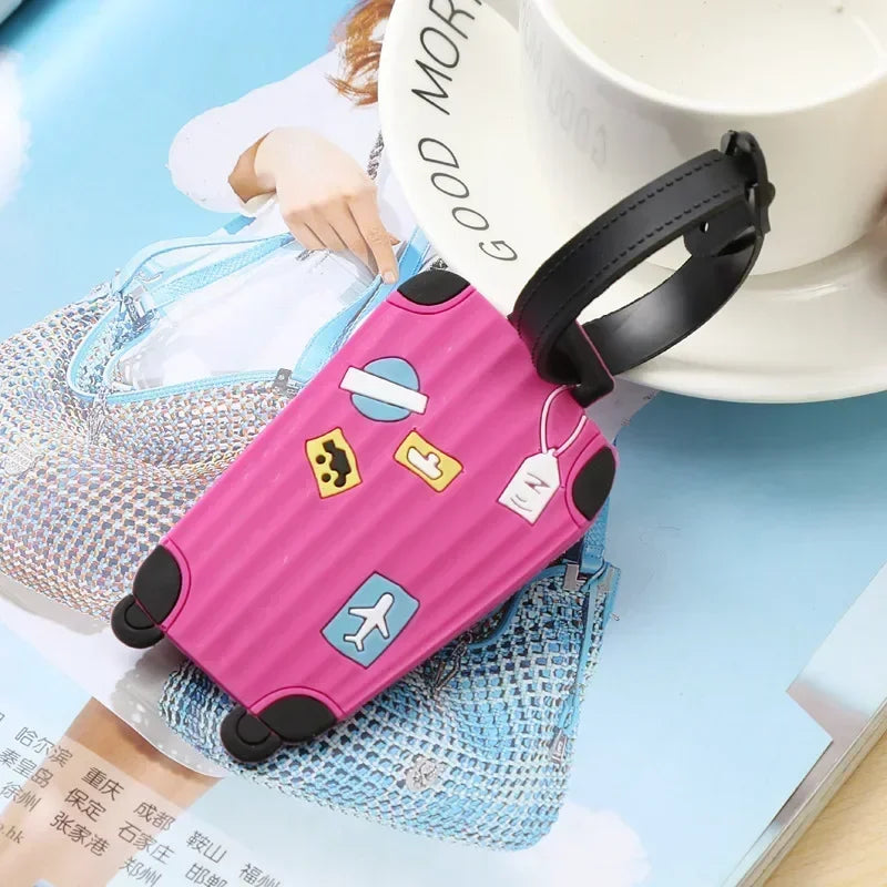Étiquette bagage en silicone colorée et résistante pour valise et sac, avec carte d’identification protégée, attache sécurisée, design dessin animé enfant ou style élégant adulte, idéale pour voyage avion, train et déplacements en famille.