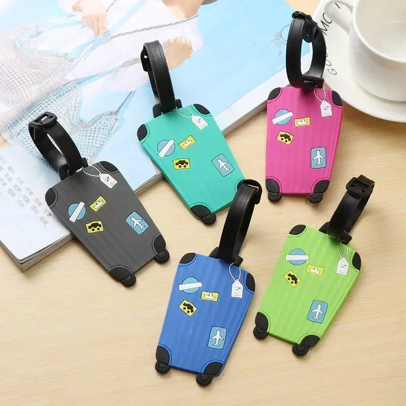 Étiquette bagage en silicone colorée et résistante pour valise et sac, avec carte d’identification protégée, attache sécurisée, design dessin animé enfant ou style élégant adulte, idéale pour voyage avion, train et déplacements en famille.