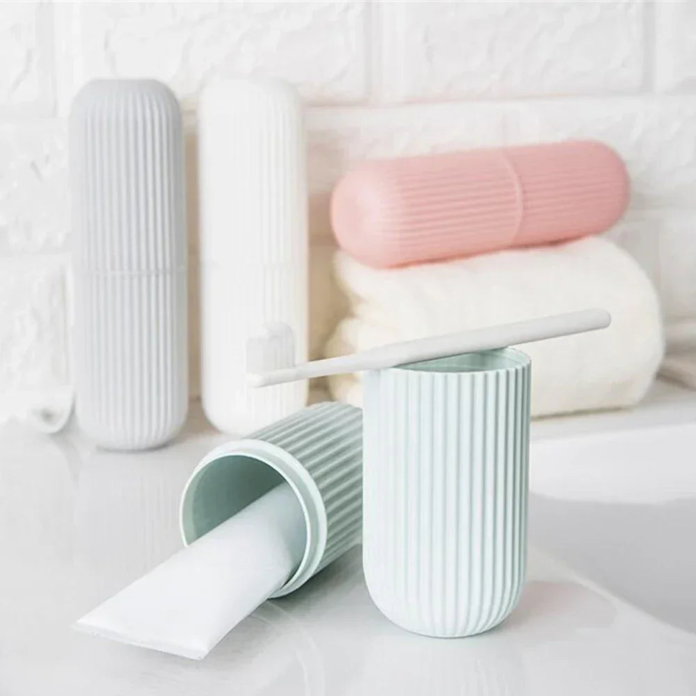 Etui brosse a dents de voyage CleanBox, boite portable en PP alimentaire pour brosse a dents et dentifrice, design compact leger avec gobelet integre. Accessoire hygiene pour voyage, camping, sac a dos, rangement salle de bain. Etui brosse a dents homme femme, anti-poussiere, 4 couleurs, ideal pour organiser son kit de toilette en deplacement