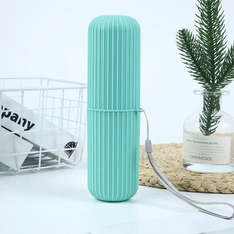 Etui brosse a dents de voyage CleanBox, boite portable en PP alimentaire pour brosse a dents et dentifrice, design compact leger avec gobelet integre. Accessoire hygiene pour voyage, camping, sac a dos, rangement salle de bain. Etui brosse a dents homme femme, anti-poussiere, 4 couleurs, ideal pour organiser son kit de toilette en deplacement