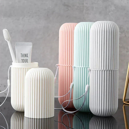 Etui brosse a dents de voyage CleanBox, boite portable en PP alimentaire pour brosse a dents et dentifrice, design compact leger avec gobelet integre. Accessoire hygiene pour voyage, camping, sac a dos, rangement salle de bain. Etui brosse a dents homme femme, anti-poussiere, 4 couleurs, ideal pour organiser son kit de toilette en deplacement