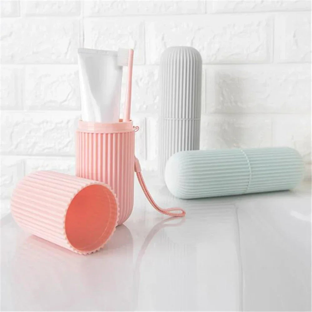 Etui brosse a dents de voyage CleanBox, boite portable en PP alimentaire pour brosse a dents et dentifrice, design compact leger avec gobelet integre. Accessoire hygiene pour voyage, camping, sac a dos, rangement salle de bain. Etui brosse a dents homme femme, anti-poussiere, 4 couleurs, ideal pour organiser son kit de toilette en deplacement