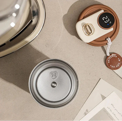 Découvrez Mug Isotherme | ThermoSmart™, bien plus qu'un simple thermos intelligent ou une bouteille isotherme connectée. Cette tasse thermique numérique révolutionnaire avec son mug température affichage intégré repense l'expérience des boissons chaudes. Conçue comme une gourde électronique haut de gamme, elle combine l'élégance d'un mug professionnel élégant à la performance d'un thermos maintien température 12h. Parfaite tasse café connectée bureau ou tasse voyage intelligent, cette gourde isotherme écran