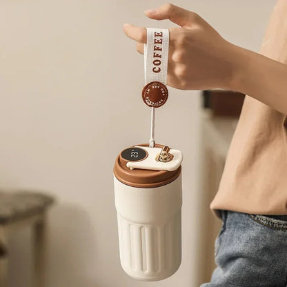 Découvrez Mug Isotherme | ThermoSmart™, bien plus qu'un simple thermos intelligent ou une bouteille isotherme connectée. Cette tasse thermique numérique révolutionnaire avec son mug température affichage intégré repense l'expérience des boissons chaudes. Conçue comme une gourde électronique haut de gamme, elle combine l'élégance d'un mug professionnel élégant à la performance d'un thermos maintien température 12h. Parfaite tasse café connectée bureau ou tasse voyage intelligent, cette gourde isotherme écran
