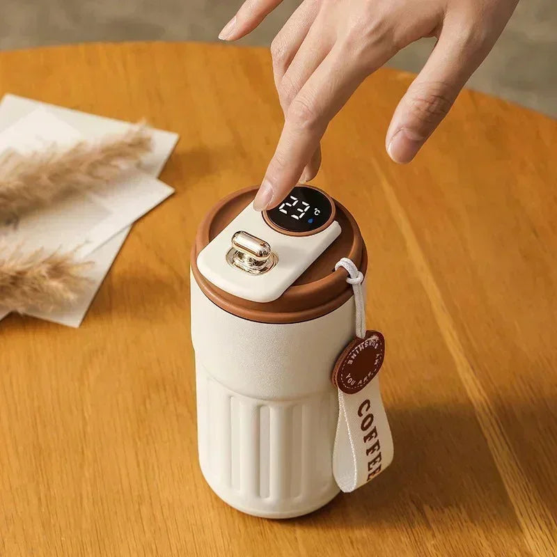 Découvrez Mug Isotherme | ThermoSmart™, bien plus qu'un simple thermos intelligent ou une bouteille isotherme connectée. Cette tasse thermique numérique révolutionnaire avec son mug température affichage intégré repense l'expérience des boissons chaudes. Conçue comme une gourde électronique haut de gamme, elle combine l'élégance d'un mug professionnel élégant à la performance d'un thermos maintien température 12h. Parfaite tasse café connectée bureau ou tasse voyage intelligent, cette gourde isotherme écran