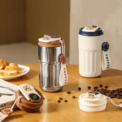 Découvrez Mug Isotherme | ThermoSmart™, bien plus qu'un simple thermos intelligent ou une bouteille isotherme connectée. Cette tasse thermique numérique révolutionnaire avec son mug température affichage intégré repense l'expérience des boissons chaudes. Conçue comme une gourde électronique haut de gamme, elle combine l'élégance d'un mug professionnel élégant à la performance d'un thermos maintien température 12h. Parfaite tasse café connectée bureau ou tasse voyage intelligent, cette gourde isotherme écran
