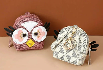 Découvrez le sac de rangement personnalisé MiniLux™, l'accessoire luxueux pour les femmes raffinées cherchant un sac de rangement personnalisé en cuir véritable et soie naturelle, un sac de rangement personnalisé élégant avec foulard en soie fluide et pendentif doré, un sac de rangement personnalisé compact en format seau miniature pour organiser accessoires beauté, un sac de rangement personnalisé polyvalent servant de mini sac à rouge à lèvres intégré et porte-clés ornemental, un sac de rangement personna