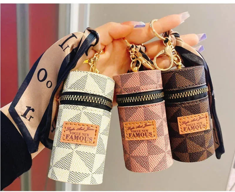 Découvrez le sac de rangement personnalisé MiniLux™, l'accessoire luxueux pour les femmes raffinées cherchant un sac de rangement personnalisé en cuir véritable et soie naturelle, un sac de rangement personnalisé élégant avec foulard en soie fluide et pendentif doré, un sac de rangement personnalisé compact en format seau miniature pour organiser accessoires beauté, un sac de rangement personnalisé polyvalent servant de mini sac à rouge à lèvres intégré et porte-clés ornemental, un sac de rangement personna