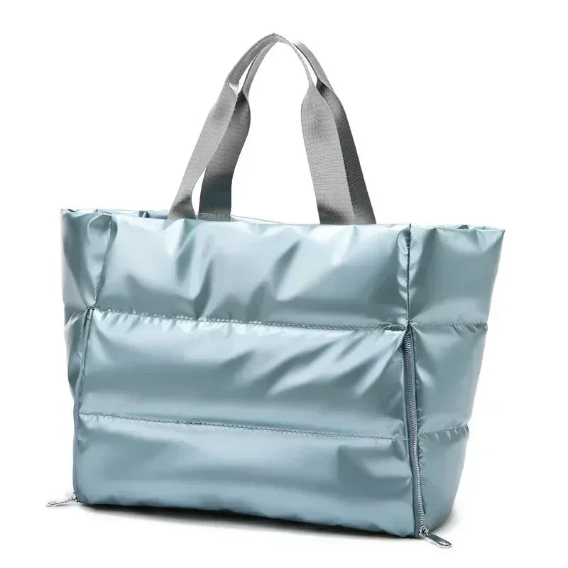 Découvrez le sac de sport femme ImperFit™, l'accessoire parfait pour les femmes actives cherchant un sac de sport femme imperméable en nylon Oxford haute densité déperlant anti-usure et respirant, un sac de sport femme grande capacité 36-55L modulable pour fitness yoga piscine ou voyage week-end, un sac de sport femme avec compartiment chaussures ventilé pour séparer linge propre et affaires mouillées, un sac de sport femme porte-tapis yoga intégré idéal pour séances pilates ou yoga femme imperméable