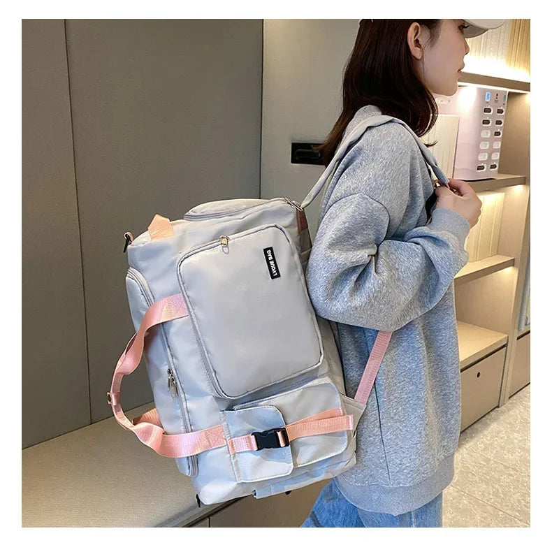Le sac de sport femme Nuvoria™ se distingue par son design élégant et fonctionnel. Conçu en nylon imperméable, il protège vos affaires dans toutes les conditions. Son compartiment à chaussures ventilé garde vos baskets séparées et fraîches. Avec son grand espace principal, il accueille facilement vêtements, serviette et accessoires. Grâce à son manchon trolley intégré, il devient un parfait sac de voyage week-end. Ses poches zippées latérales permettent une organisation impeccable au quotidien. 