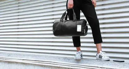 Le sac de sport femme Élégance Polyvalent™ se distingue par son design raffiné et fonctionnel. Conçu en cuir PU souple et imperméable, il protège vos affaires dans toutes les conditions tout en ajoutant une touche chic à votre style. Son compartiment à chaussures séparé garde vos baskets à part, préservant la propreté et l’organisation de votre espace intérieur. Grâce à son grand volume de 20 à 35 litres, il accueille aisément vêtements, accessoires de sport et effets personnels. Ses poches zippées multiple