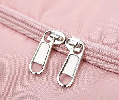Le sac de sport femme Nuvoria™ se distingue par son design élégant et fonctionnel. Conçu en nylon imperméable, il protège vos affaires dans toutes les conditions. Son compartiment à chaussures ventilé garde vos baskets séparées et fraîches. Avec son grand espace principal, il accueille facilement vêtements, serviette et accessoires. Grâce à son manchon trolley intégré, il devient un parfait sac de voyage week-end. Ses poches zippées latérales permettent une organisation impeccable au quotidien. 