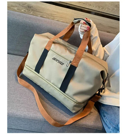 Découvrez le sac de sport femme Movella™, l'accessoire indispensable pour les femmes actives à la recherche d'un sac de sport femme imperméable en tissu Oxford résistant aux intempéries, un sac de sport femme avec compartiment séparé pour chaussures et linge humide pour une organisation hygiénique, un sac de sport femme polyvalent adaptable du bureau à la salle de sport avec capacité généreuse de 20-35L pour 3-5 jours d'affaires, un sac de sport femme élégant disponible en 7 couleurs tendance comme vert kak