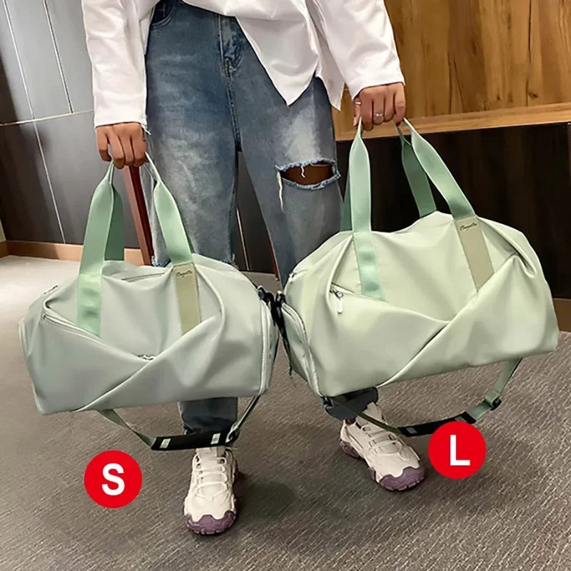 Découvrez le sac de sport femme MultiPro™, l'accessoire idéal pour les femmes actives cherchant un sac de sport femme avec compartiment étanche pour séparer vêtements secs et humides, un sac de sport femme polyvalent pour piscine yoga et bureau, un sac de sport femme durable en nylon résistant à l'eau et à l'usure, un sac de sport femme éco-responsable fabriqué avec matériaux durables, un sac de sport femme adaptable en deux tailles petit et grand pour entraînements intensifs ou week-ends improvisés, un sac