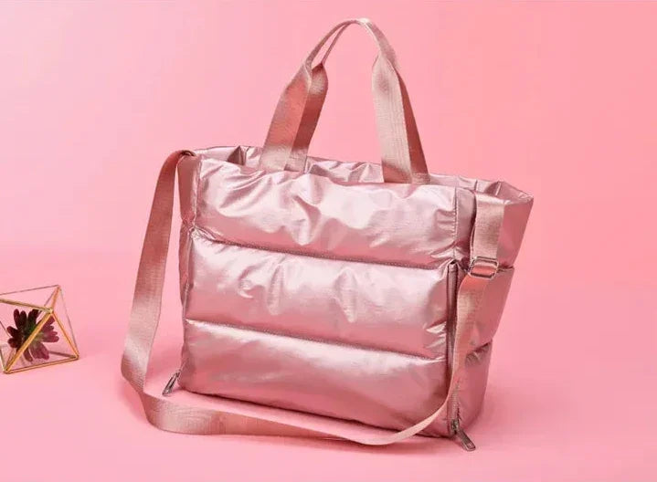 Découvrez le sac de sport femme ImperFit™, l'accessoire parfait pour les femmes actives cherchant un sac de sport femme imperméable en nylon Oxford haute densité déperlant anti-usure et respirant, un sac de sport femme grande capacité 36-55L modulable pour fitness yoga piscine ou voyage week-end, un sac de sport femme avec compartiment chaussures ventilé pour séparer linge propre et affaires mouillées, un sac de sport femme porte-tapis yoga intégré idéal pour séances pilates ou yoga femme imperméable, un sa