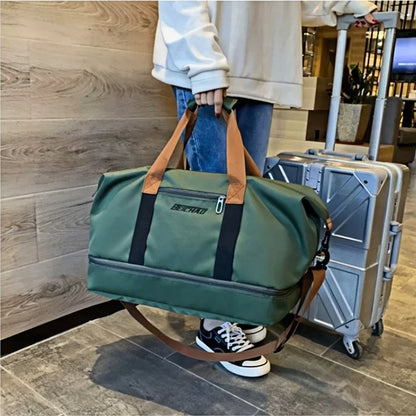 Découvrez le sac de sport femme Movella™, l'accessoire indispensable pour les femmes actives à la recherche d'un sac de sport femme imperméable en tissu Oxford résistant aux intempéries, un sac de sport femme avec compartiment séparé pour chaussures et linge humide pour une organisation hygiénique, un sac de sport femme polyvalent adaptable du bureau à la salle de sport avec capacité généreuse de 20-35L pour 3-5 jours d'affaires, un sac de sport femme élégant disponible en 7 couleurs tendance comme vert kak