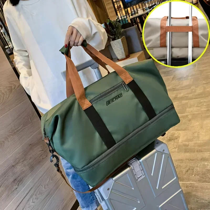 Découvrez le sac de sport femme Movella™, l'accessoire indispensable pour les femmes actives à la recherche d'un sac de sport femme imperméable en tissu Oxford résistant aux intempéries, un sac de sport femme avec compartiment séparé pour chaussures et linge humide pour une organisation hygiénique, un sac de sport femme polyvalent adaptable du bureau à la salle de sport avec capacité généreuse de 20-35L pour 3-5 jours d'affaires, un sac de sport femme élégant disponible en 7 couleurs tendance comme vert kak