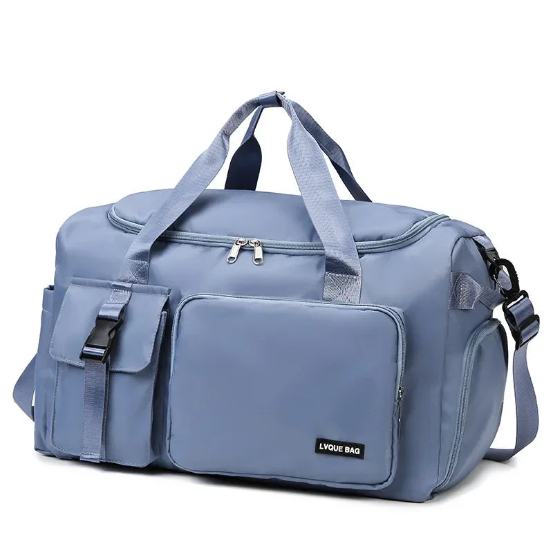 Le sac de sport femme Nuvoria™ se distingue par son design élégant et fonctionnel. Conçu en nylon imperméable, il protège vos affaires dans toutes les conditions. Son compartiment à chaussures ventilé garde vos baskets séparées et fraîches. Avec son grand espace principal, il accueille facilement vêtements, serviette et accessoires. Grâce à son manchon trolley intégré, il devient un parfait sac de voyage week-end. Ses poches zippées latérales permettent une organisation impeccable au quotidien. 