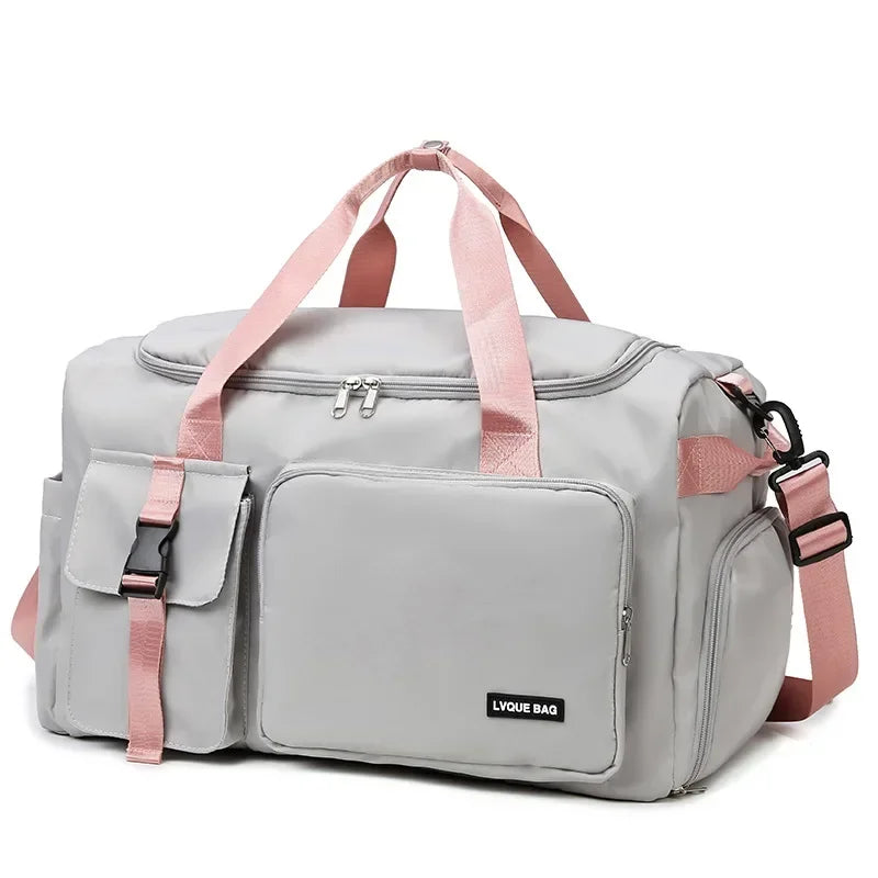 Le sac de sport femme Nuvoria™ se distingue par son design élégant et fonctionnel. Conçu en nylon imperméable, il protège vos affaires dans toutes les conditions. Son compartiment à chaussures ventilé garde vos baskets séparées et fraîches. Avec son grand espace principal, il accueille facilement vêtements, serviette et accessoires. Grâce à son manchon trolley intégré, il devient un parfait sac de voyage week-end. Ses poches zippées latérales permettent une organisation impeccable au quotidien. 