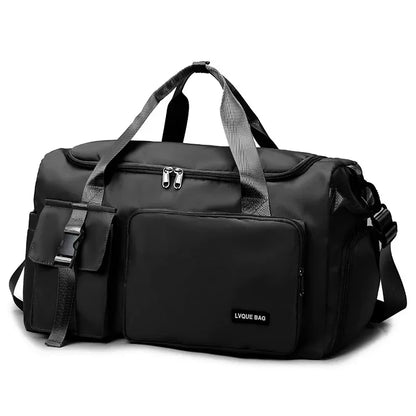 Le sac de sport femme Nuvoria™ se distingue par son design élégant et fonctionnel. Conçu en nylon imperméable, il protège vos affaires dans toutes les conditions. Son compartiment à chaussures ventilé garde vos baskets séparées et fraîches. Avec son grand espace principal, il accueille facilement vêtements, serviette et accessoires. Grâce à son manchon trolley intégré, il devient un parfait sac de voyage week-end. Ses poches zippées latérales permettent une organisation impeccable au quotidien. 