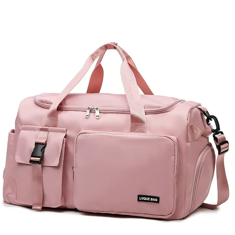Le sac de sport femme Nuvoria™ se distingue par son design élégant et fonctionnel. Conçu en nylon imperméable, il protège vos affaires dans toutes les conditions. Son compartiment à chaussures ventilé garde vos baskets séparées et fraîches. Avec son grand espace principal, il accueille facilement vêtements, serviette et accessoires. Grâce à son manchon trolley intégré, il devient un parfait sac de voyage week-end. Ses poches zippées latérales permettent une organisation impeccable au quotidien. 