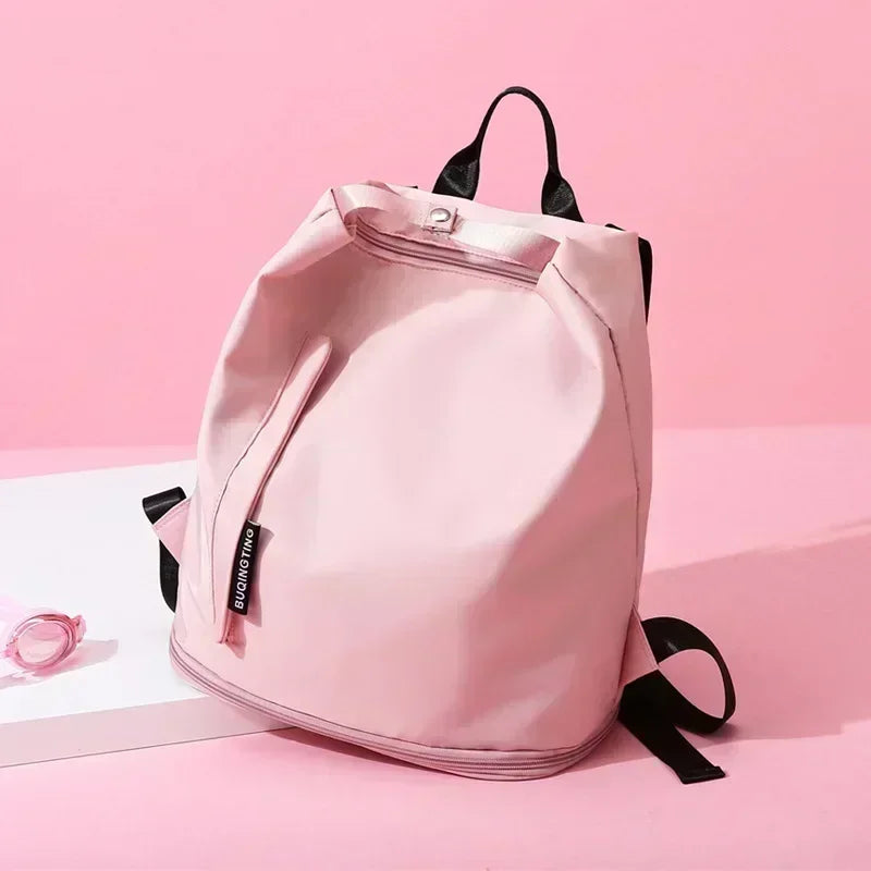 Sac de sport femme FlowBag vu de face

Intérieur spacieux du sac de sport femme FlowBag

Compartiment chaussures du FlowBag femme

FlowBag sac de sport pour yoga et fitness

FlowBag sac de sport étanche pour piscine

FlowBag sac week-end femme élégant

FlowBag sac de sport pour voyage cabine

FlowBag avec bandoulière réglable confortable

FlowBag design chic et moderne pour femme

Détails techniques du sac de sport FlowBag