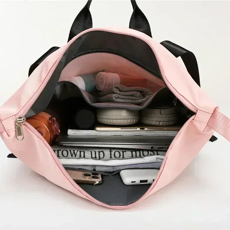 Sac de sport femme FlowBag vu de face

Intérieur spacieux du sac de sport femme FlowBag

Compartiment chaussures du FlowBag femme

FlowBag sac de sport pour yoga et fitness

FlowBag sac de sport étanche pour piscine

FlowBag sac week-end femme élégant

FlowBag sac de sport pour voyage cabine

FlowBag avec bandoulière réglable confortable

FlowBag design chic et moderne pour femme

Détails techniques du sac de sport FlowBag