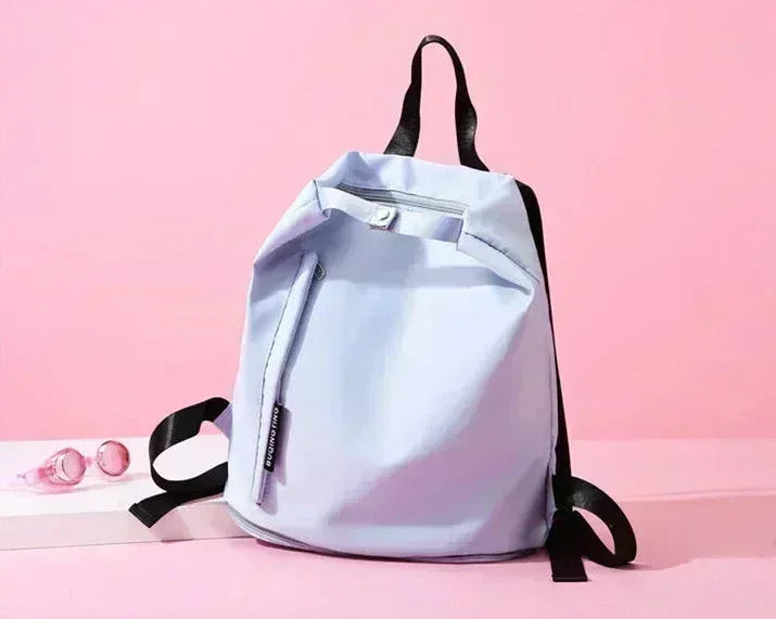 Sac de sport femme FlowBag vu de face

Intérieur spacieux du sac de sport femme FlowBag

Compartiment chaussures du FlowBag femme

FlowBag sac de sport pour yoga et fitness

FlowBag sac de sport étanche pour piscine

FlowBag sac week-end femme élégant

FlowBag sac de sport pour voyage cabine

FlowBag avec bandoulière réglable confortable

FlowBag design chic et moderne pour femme

Détails techniques du sac de sport FlowBag
