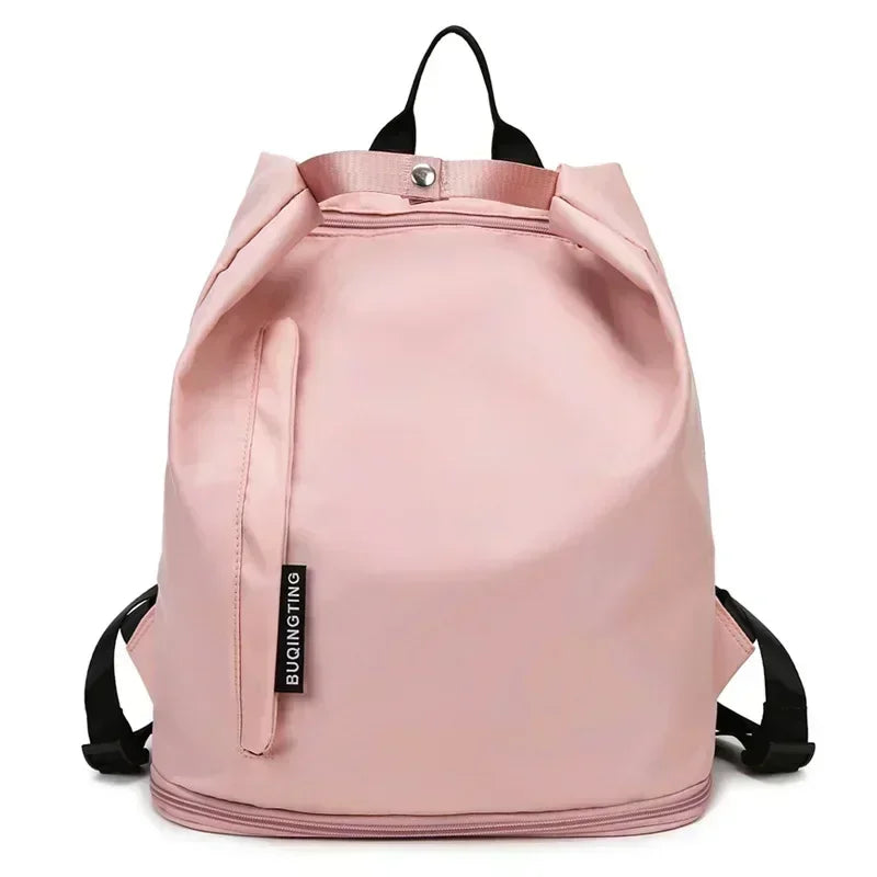 Sac de sport femme FlowBag vu de face

Intérieur spacieux du sac de sport femme FlowBag

Compartiment chaussures du FlowBag femme

FlowBag sac de sport pour yoga et fitness

FlowBag sac de sport étanche pour piscine

FlowBag sac week-end femme élégant

FlowBag sac de sport pour voyage cabine

FlowBag avec bandoulière réglable confortable

FlowBag design chic et moderne pour femme

Détails techniques du sac de sport FlowBag