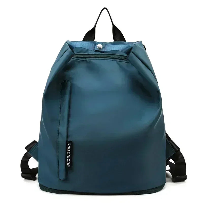 Sac de sport femme FlowBag vu de face

Intérieur spacieux du sac de sport femme FlowBag

Compartiment chaussures du FlowBag femme

FlowBag sac de sport pour yoga et fitness

FlowBag sac de sport étanche pour piscine

FlowBag sac week-end femme élégant

FlowBag sac de sport pour voyage cabine

FlowBag avec bandoulière réglable confortable

FlowBag design chic et moderne pour femme

Détails techniques du sac de sport FlowBag
