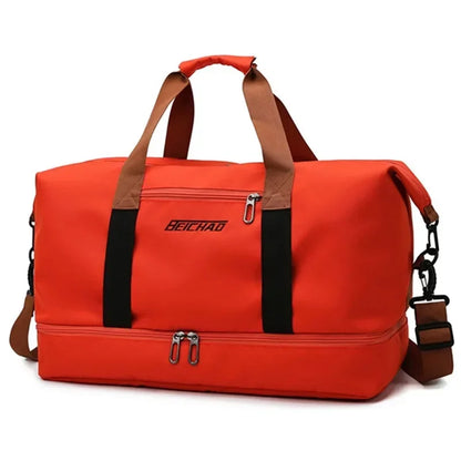 Le sac de sport femme Movella™ est l’allié élégant et fonctionnel de toutes les femmes actives à la recherche d’un sac de sport femme imperméable, à la fois chic et pratique. Conçu en tissu Oxford hydrofuge, il protège vos effets personnels, que ce soit après la piscine, une séance de yoga, de fitness, ou durant un week-end de 2 nuits. Sa grande capacité de 20 à 35 litres et ses multiples compartiments intelligents en font un sac de sport femme grande capacité idéal pour organiser vos affaires. 