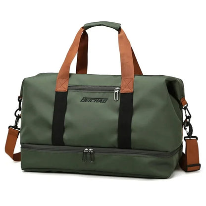 Le sac de sport femme Movella™ est l’allié élégant et fonctionnel de toutes les femmes actives à la recherche d’un sac de sport femme imperméable, à la fois chic et pratique. Conçu en tissu Oxford hydrofuge, il protège vos effets personnels, que ce soit après la piscine, une séance de yoga, de fitness, ou durant un week-end de 2 nuits. Sa grande capacité de 20 à 35 litres et ses multiples compartiments intelligents en font un sac de sport femme grande capacité idéal pour organiser vos affaires. 