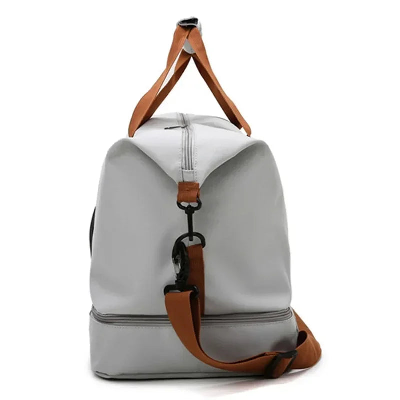 Le sac de sport femme Movella™ est l’allié élégant et fonctionnel de toutes les femmes actives à la recherche d’un sac de sport femme imperméable, à la fois chic et pratique. Conçu en tissu Oxford hydrofuge, il protège vos effets personnels, que ce soit après la piscine, une séance de yoga, de fitness, ou durant un week-end de 2 nuits. Sa grande capacité de 20 à 35 litres et ses multiples compartiments intelligents en font un sac de sport femme grande capacité idéal pour organiser vos affaires. 