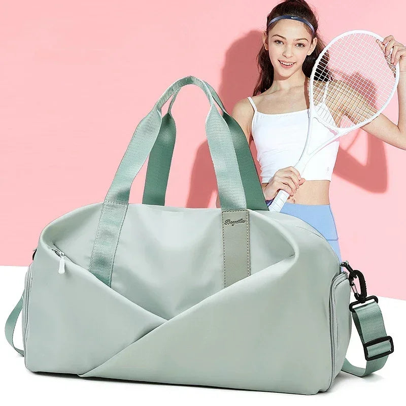 Découvrez le sac de sport femme MultiPro™, l'accessoire idéal pour les femmes actives cherchant un sac de sport femme avec compartiment étanche pour séparer vêtements secs et humides, un sac de sport femme polyvalent pour piscine yoga et bureau, un sac de sport femme durable en nylon résistant à l'eau et à l'usure, un sac de sport femme éco-responsable fabriqué avec matériaux durables, un sac de sport femme adaptable en deux tailles petit et grand pour entraînements intensifs ou week-ends improvisés, un sac