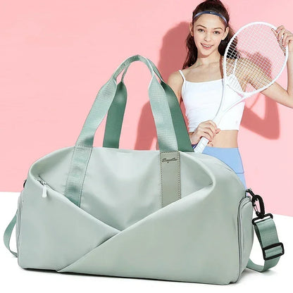 Découvrez le sac de sport femme MultiPro™, l'accessoire idéal pour les femmes actives cherchant un sac de sport femme avec compartiment étanche pour séparer vêtements secs et humides, un sac de sport femme polyvalent pour piscine yoga et bureau, un sac de sport femme durable en nylon résistant à l'eau et à l'usure, un sac de sport femme éco-responsable fabriqué avec matériaux durables, un sac de sport femme adaptable en deux tailles petit et grand pour entraînements intensifs ou week-ends improvisés, un sac