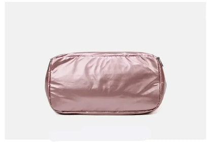 Découvrez le sac de sport femme ImperFit™, l'accessoire parfait pour les femmes actives cherchant un sac de sport femme imperméable en nylon Oxford haute densité déperlant anti-usure et respirant, un sac de sport femme grande capacité 36-55L modulable pour fitness yoga piscine ou voyage week-end, un sac de sport femme avec compartiment chaussures ventilé pour séparer linge propre et affaires mouillées, un sac de sport femme porte-tapis yoga intégré idéal pour séances pilates ou yoga femme imperméable, un sa