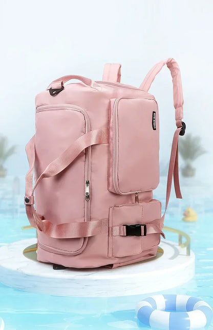 Le sac de sport femme Nuvoria™ se distingue par son design élégant et fonctionnel. Conçu en nylon imperméable, il protège vos affaires dans toutes les conditions. Son compartiment à chaussures ventilé garde vos baskets séparées et fraîches. Avec son grand espace principal, il accueille facilement vêtements, serviette et accessoires. Grâce à son manchon trolley intégré, il devient un parfait sac de voyage week-end. Ses poches zippées latérales permettent une organisation impeccable au quotidien. 