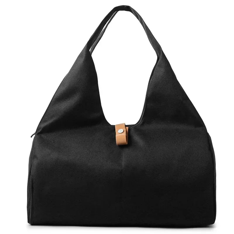 Découvrez le sac de sport femme élégant et fonctionnel pour toutes activités quotidiennes, idéal comme sac de sport femme 25L en nylon imperméable résistant à la pluie pour yoga et natation, ce sac de sport femme polyvalent avec compartiment chaussures indépendant évite les odeurs et salissures sur vêtements propres, parfait pour sac de sport femme avec poche étanche intérieure pour séparer maillots humides et affaires sèches lors de séances fitness ou piscine, disponible en design unisexe comme sac de spor