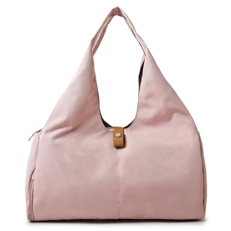 Découvrez le sac de sport femme élégant et fonctionnel pour toutes activités quotidiennes, idéal comme sac de sport femme 25L en nylon imperméable résistant à la pluie pour yoga et natation, ce sac de sport femme polyvalent avec compartiment chaussures indépendant évite les odeurs et salissures sur vêtements propres, parfait pour sac de sport femme avec poche étanche intérieure pour séparer maillots humides et affaires sèches lors de séances fitness ou piscine, disponible en design unisexe comme sac de spor