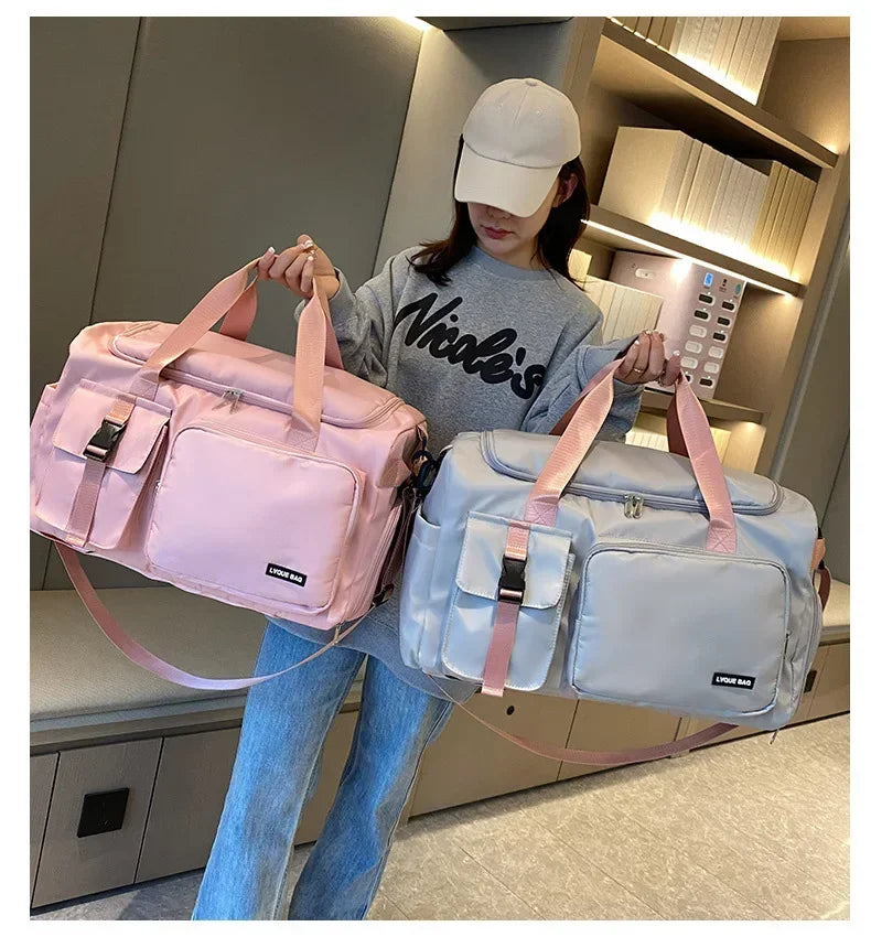Le sac de sport femme Nuvoria™ se distingue par son design élégant et fonctionnel. Conçu en nylon imperméable, il protège vos affaires dans toutes les conditions. Son compartiment à chaussures ventilé garde vos baskets séparées et fraîches. Avec son grand espace principal, il accueille facilement vêtements, serviette et accessoires. Grâce à son manchon trolley intégré, il devient un parfait sac de voyage week-end. Ses poches zippées latérales permettent une organisation impeccable au quotidien. 