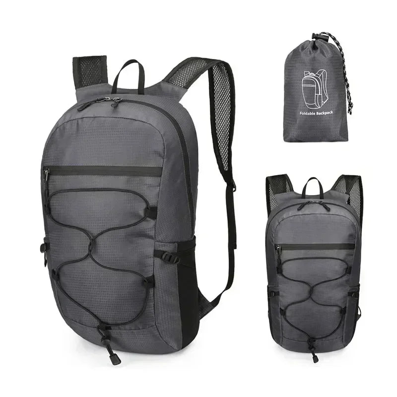 Découvrez le sac de sport AeroFold™, l'accessoire indispensable pour voyageurs et sportifs à la recherche d'un sac de sport pliable ultraléger de 450g pour confort optimal sans encombrement, un sac de sport imperméable en tissu nylon haute densité traité DWR résistant aux intempéries et humidité, un sac de sport polyvalent capacité 20L adaptable de la salle de sport aux randonnées week-end ou déplacements quotidiens, un sac de sport ergonomique avec bretelles ajustables réduisant pression et structure respi