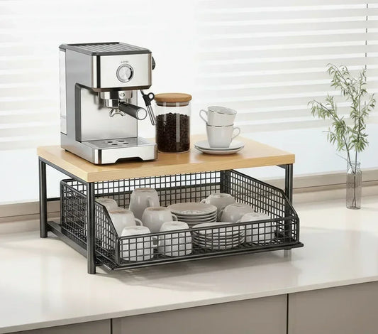 Support organisateur café avec tasses dans les paniers coin café cuisine, rangement café chic, organiser son espace café, machine à café design, coin café chic, cuisine épurée, rangement capsules café, rangement dosettes, étagère machine à café, tiroir coulissant café, conservation graines de café, bouteille conservation café, rangement tasses café, présentoir à tasses, mobilier cuisine organisé, accessoires rangement café, déco café chic, style scandinave café, élégance industrielle, minimalisme contempora